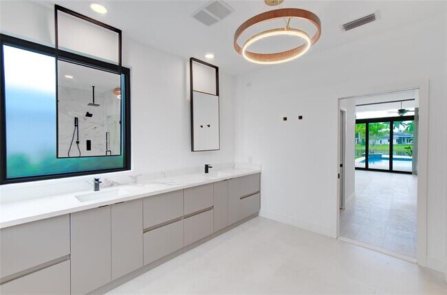 Building Photo - 2550 Jardin Terrace
