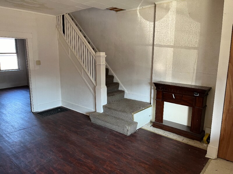 Building Photo - 1619 Lenz Ave