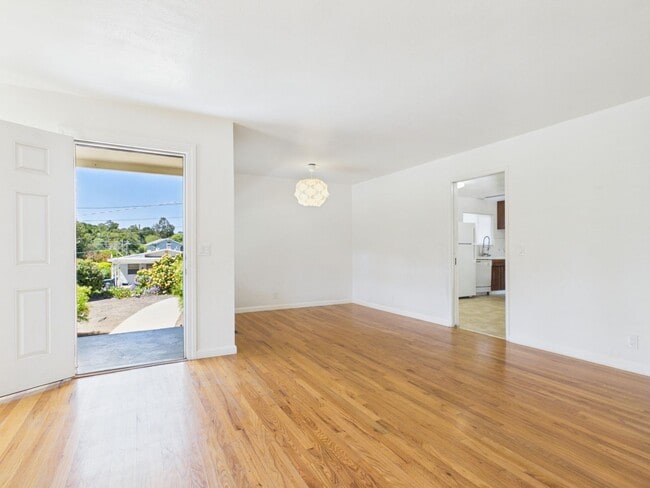 Building Photo - Del Rey Oaks Charmer for Rent