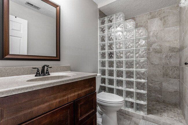 Building Photo - Spacious 5-Bed Home with In-Law Suite, Fin...