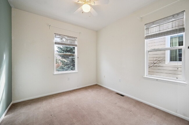 Building Photo - 3-Bed Townhouse with Open Floorplan, 2.5 Baths, and Fireplace in Rolling Hills!