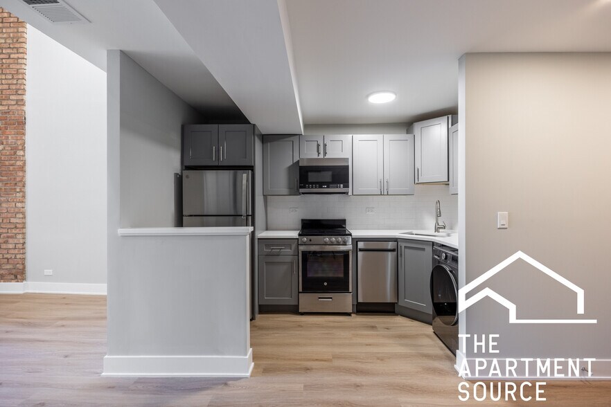Building Photo - 1214 N La Salle Dr