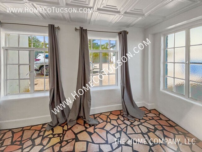 Building Photo - 940 E Florita St