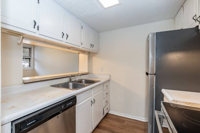 Building Photo - 718 Shawnee Dr