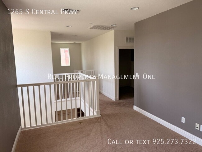 Building Photo - 1265 S Central Pkwy