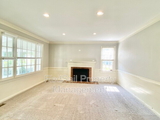 Building Photo - 3928 Oak Dr E
