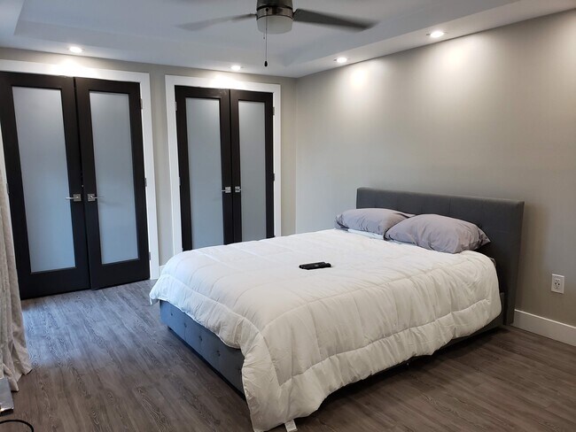 Building Photo - 825 Center St