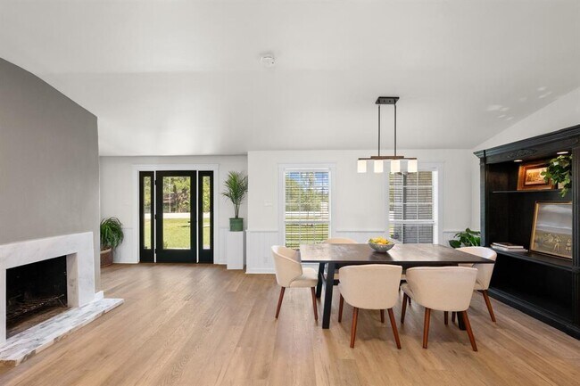 Building Photo - 303 Lakeway Dr