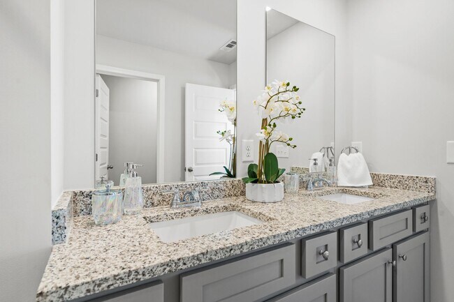 Building Photo - BRAND NEW 3 Bed 2.5 bathroom townhomes in Flowery Branch!