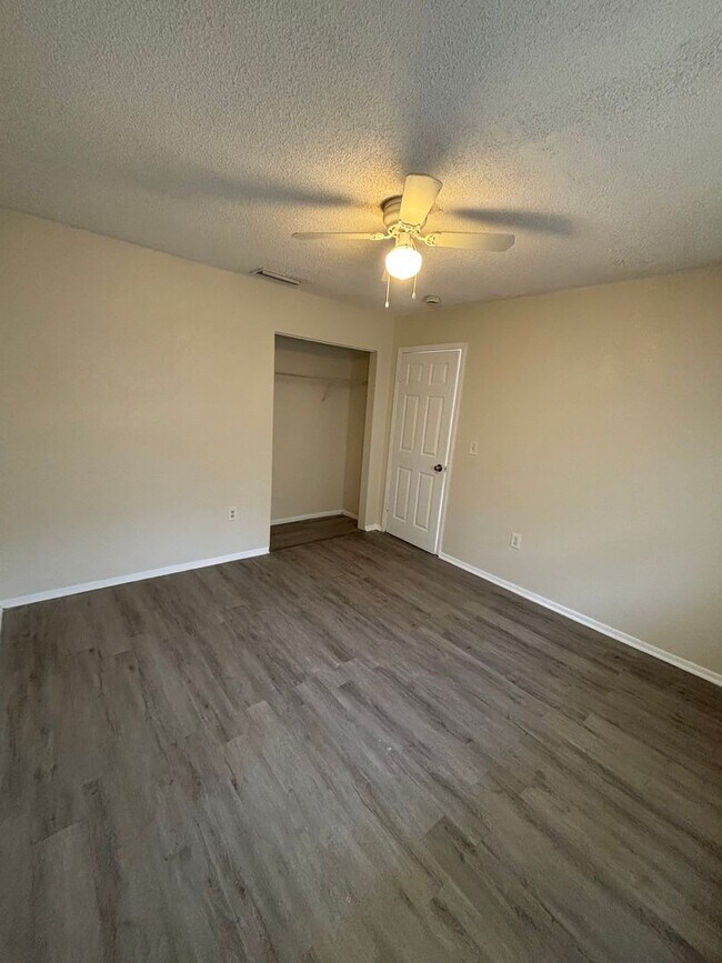 Building Photo - 3 bedroom 2 bath duplex