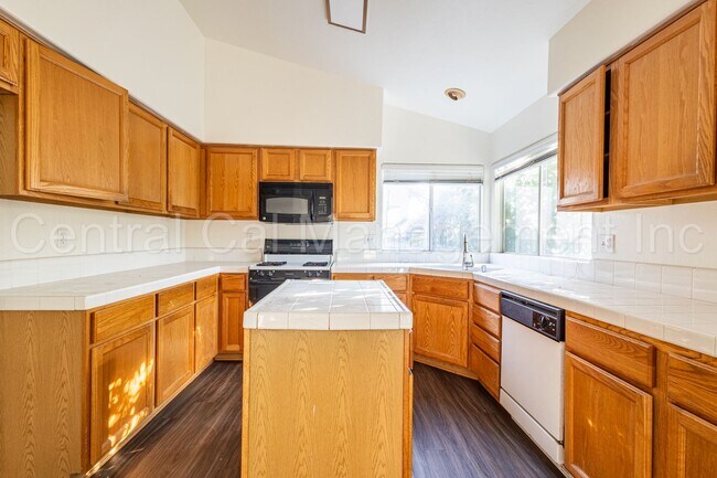 Building Photo - 4 Bedroom/2.5 Bath Home located in RiverLakes - $2645 Per month!