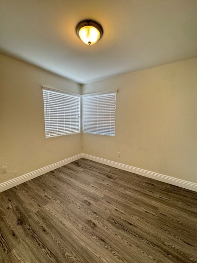 Building Photo - 2 Bedroom Bungalow in Simi Valley