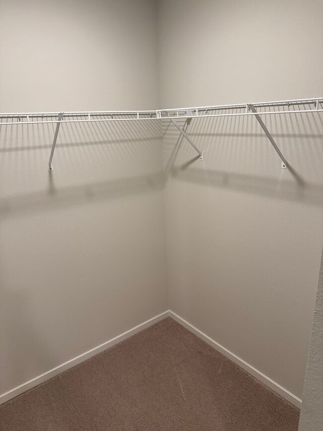 Building Photo - Goregous 2 Bedroom Townhome with 2 Car Gar...