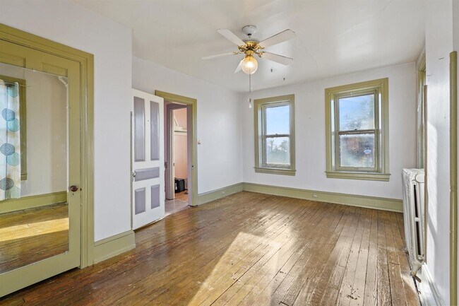 Building Photo - Spacious 5 Bedroom, 1.5 Bath Home in York,...