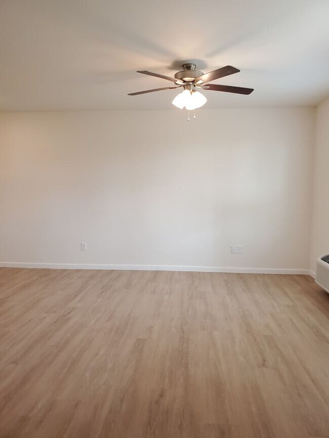 Building Photo - 323 Cedar Cove Ln