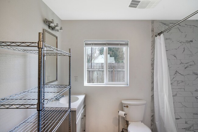 Building Photo - Cute 1 bedroom, 1 bathroom home near downt...