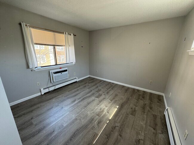 Building Photo - 60 Plainfield Ave