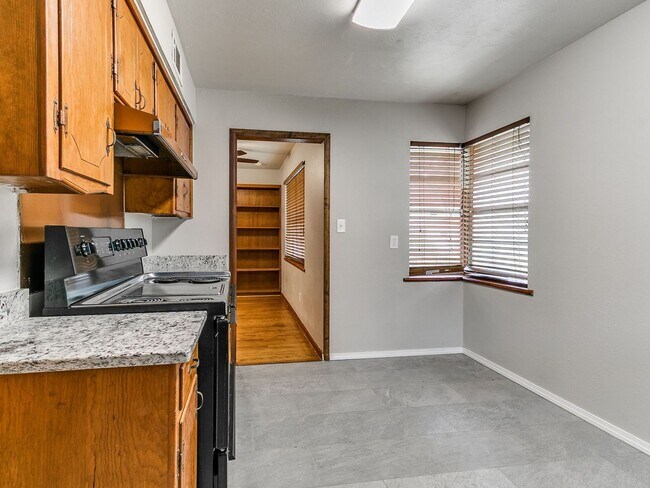 Building Photo - 721 E Bouse Dr