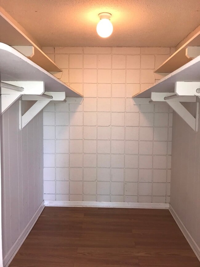 Building Photo - 2BA/ 2BR Condo located near University of ...