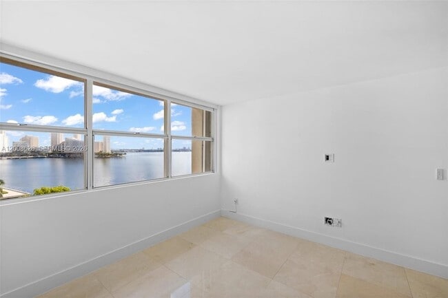 Building Photo - 1420 Brickell Bay Dr