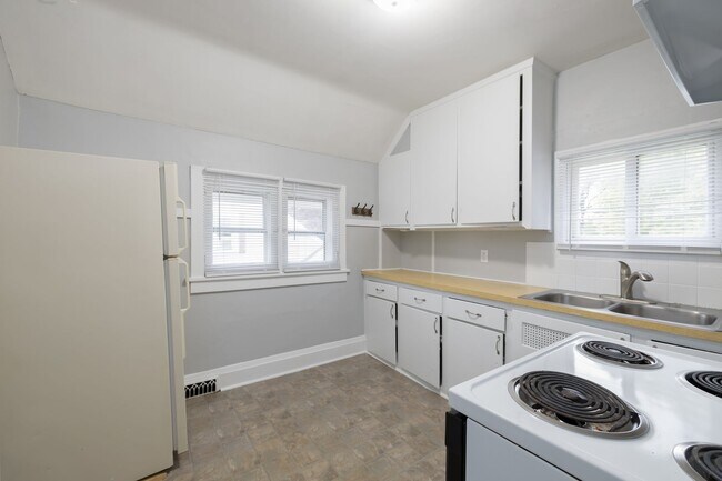 Building Photo - 162 7th St