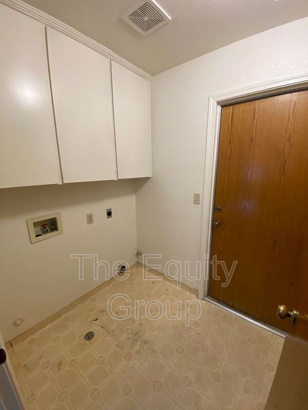 Building Photo - 5936 W Oak Ave