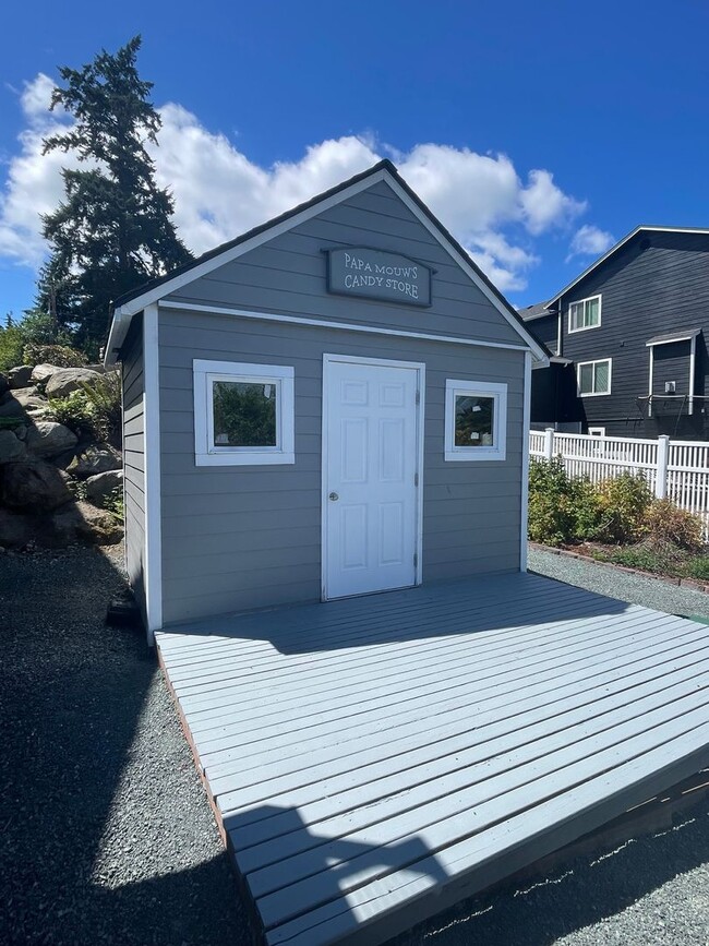 Building Photo - Spacious and Modern 3 Bedroom Sunlit Basem...