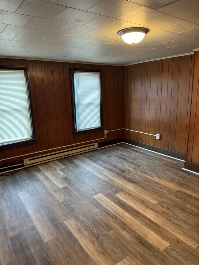Building Photo - 3 bedroom, 1 bath, 2 story single family house