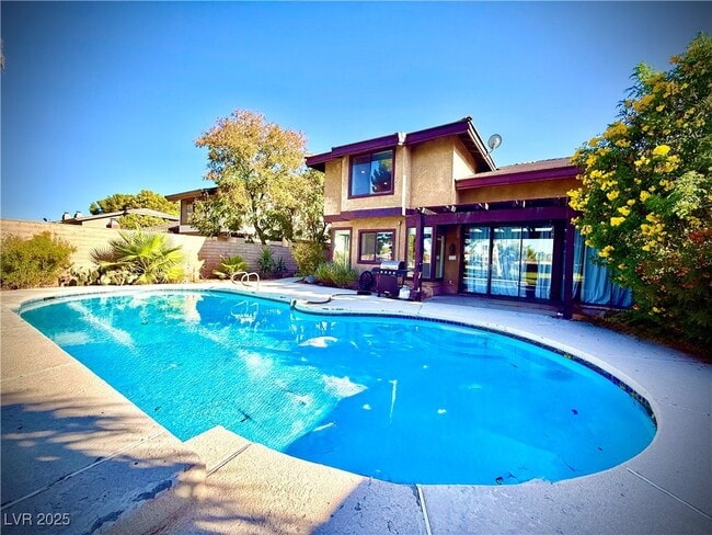 Primary Photo - 920 Pinehurst Dr