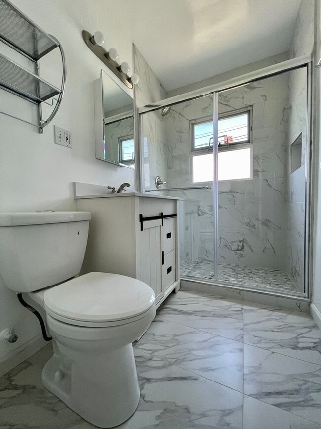 Building Photo - RENOVATED BALLARD 3 BED, 2 BATH DUPLEX UNIT CLOSE TO ALL!