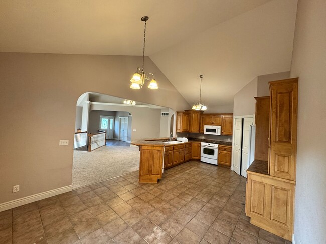 Building Photo - Large and Spacious Duplex Available