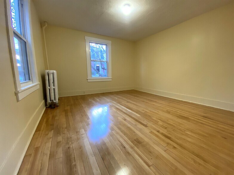 Building Photo - 153 Hamilton St