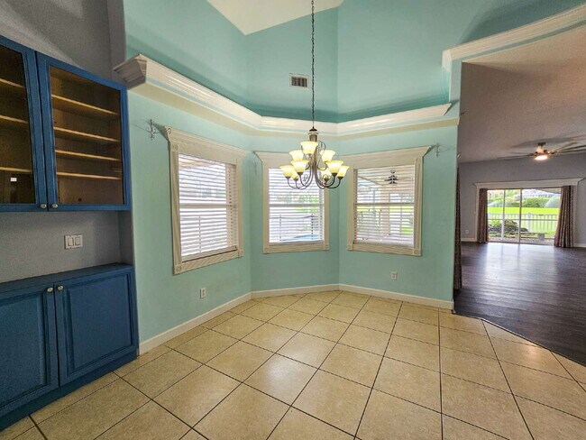 Building Photo - Waterfront Pool Home in Desirable Sunset Lakes