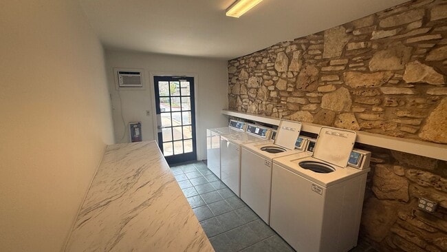 Building Photo - Gorgeous Condo nestled right on Lady Bird Lake!