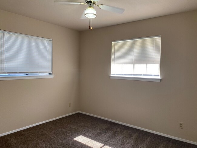Building Photo - 1045 Vly Frg Dr