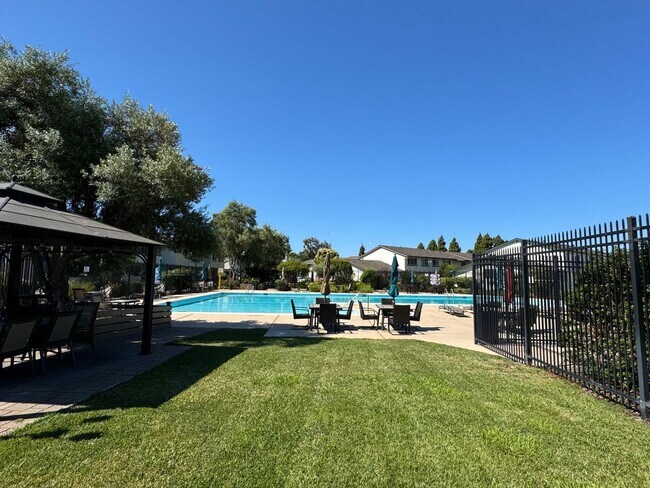 Building Photo - 2 Bedroom/1.5 Bathroom Townhouse Available in Union City!!