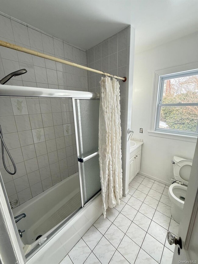 Building Photo - 7 Flower St