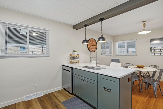 Building Photo - 208 Westridge Dr