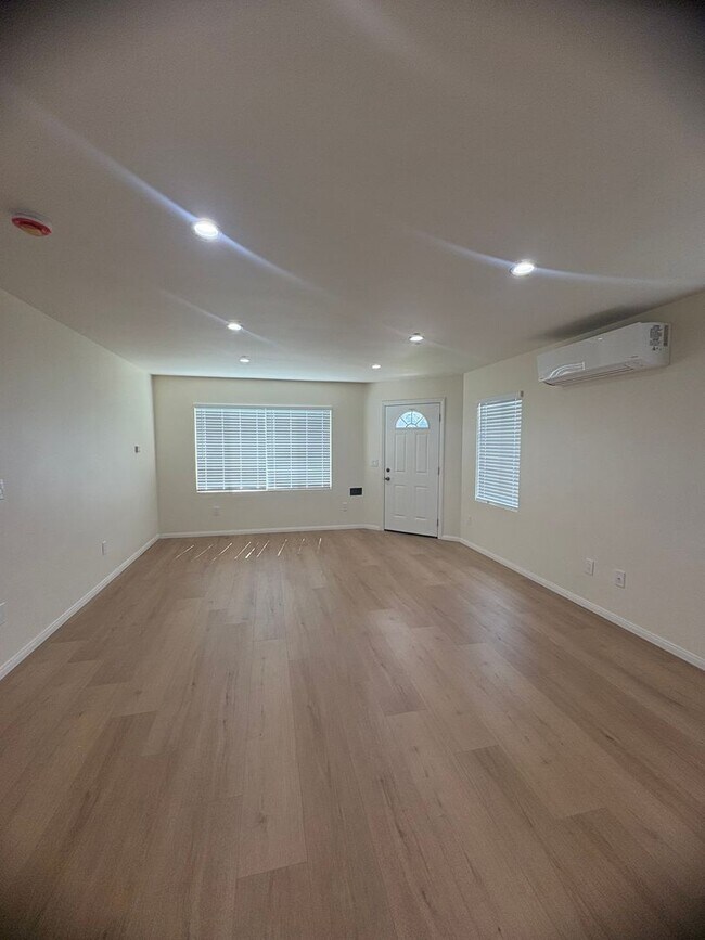 Building Photo - Oxnard - Single story, fully updated, two bedroom, one bath house!