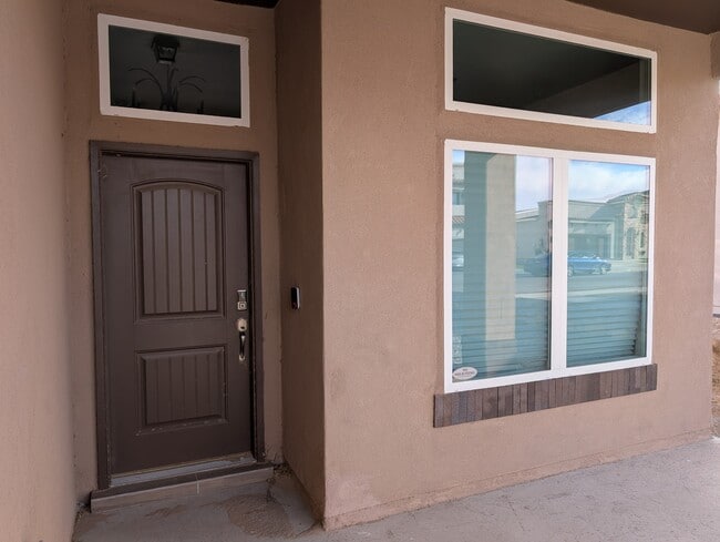 Building Photo - 517 La Entrada Cir