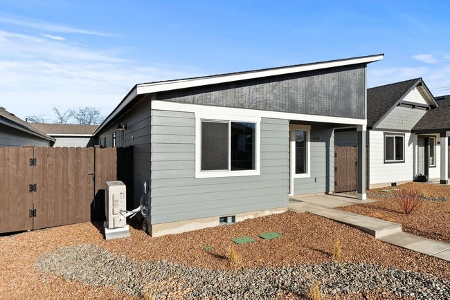 Building Photo - Modern 3 Bed/2 Bath Single-Level Home with Open Living - Redmond