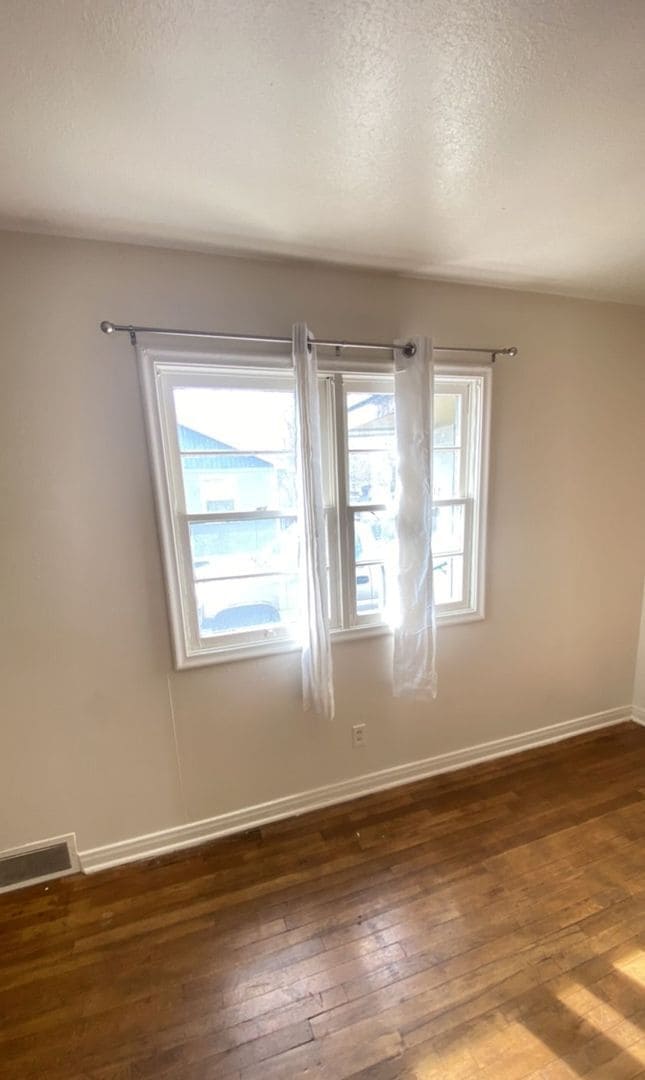 Building Photo - Duplex With Lots Of Room