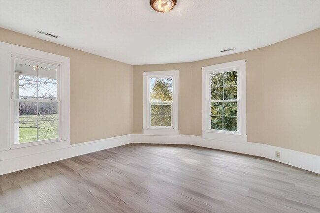 Building Photo - 409 Meadow Rd