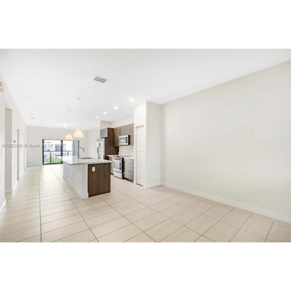 Building Photo - 7865 NW 104th Ave