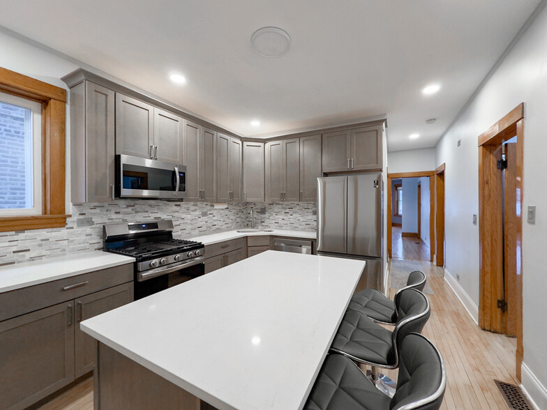 Building Photo - 4322 W Kamerling Ave
