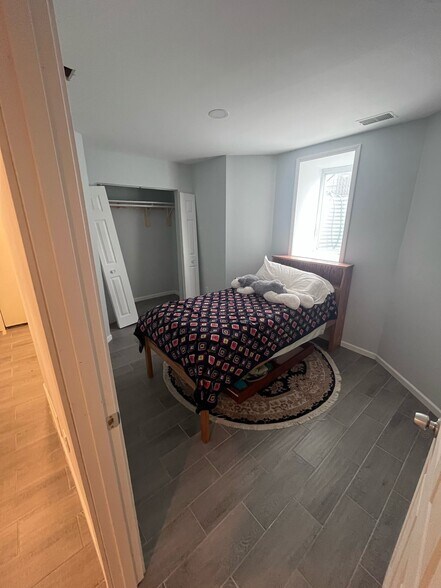 Building Photo - 522 Newton Ave N