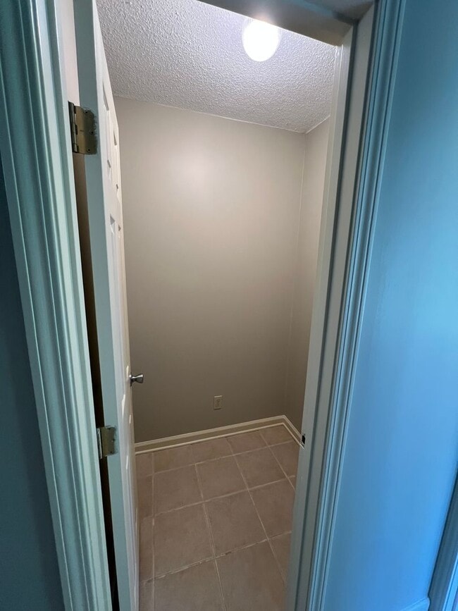 Building Photo - 3 bed 2.5 bath house with multiple bonus rooms!