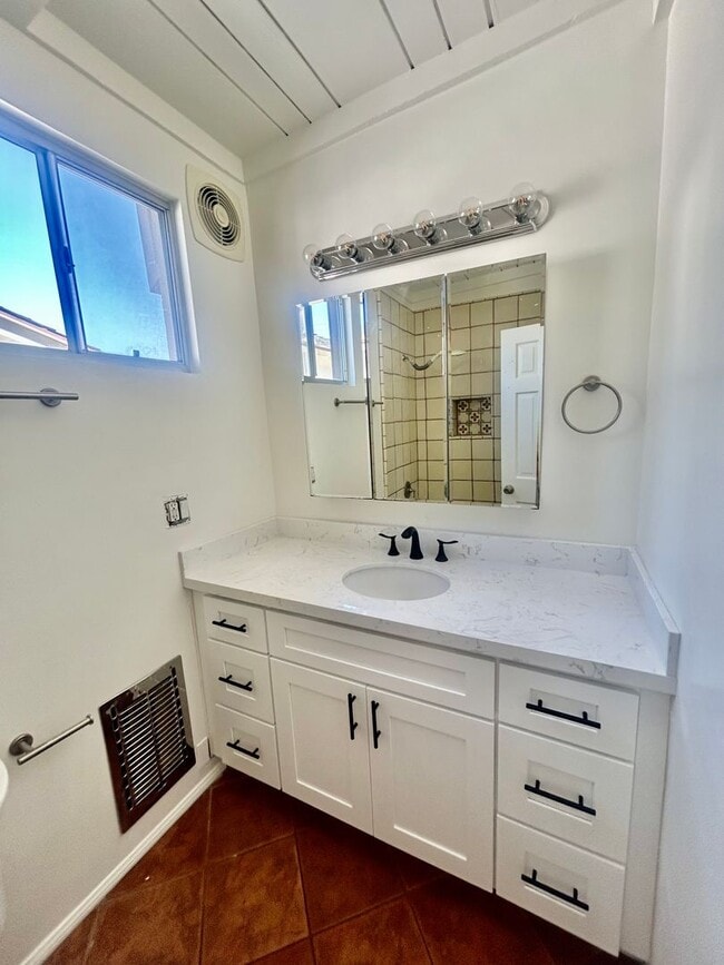 Building Photo - Bright 1.5 bed / 1 bath upstairs apartment...