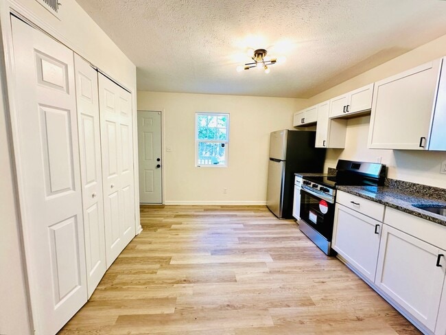 Building Photo - Completely renovated 3BR house in Shelby P...