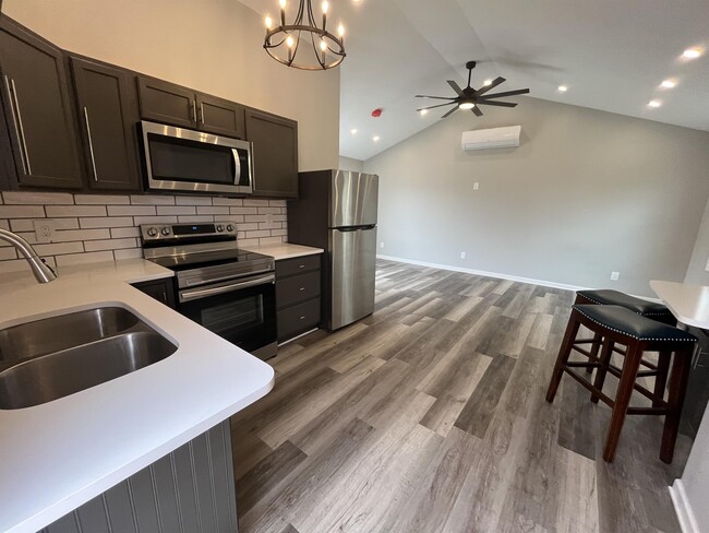 Building Photo - 8010 Sunset Heights Dr